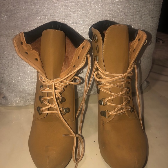 High heel boot style - Picture 2 of 4